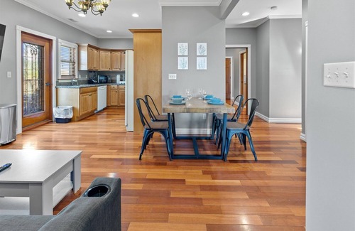 Holy Cross Casa | Stylish 2-Story Retreat w Balcony & Parking