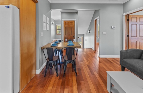Holy Cross Casa | Stylish 2-Story Retreat w Balcony & Parking