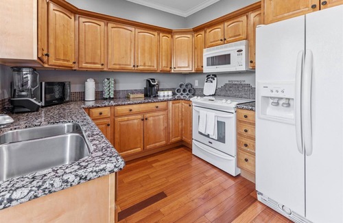 Holy Cross Casa | Stylish 2-Story Retreat w Balcony & Parking