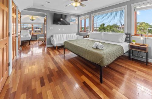 Holy Cross Casa | Stylish 2-Story Retreat w Balcony & Parking