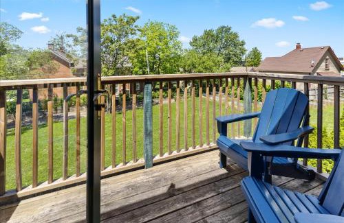 Holy Cross Casa | Stylish 2-Story Retreat w Balcony & Parking