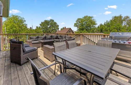 Holy Cross Casa | Stylish 2-Story Retreat w Balcony & Parking