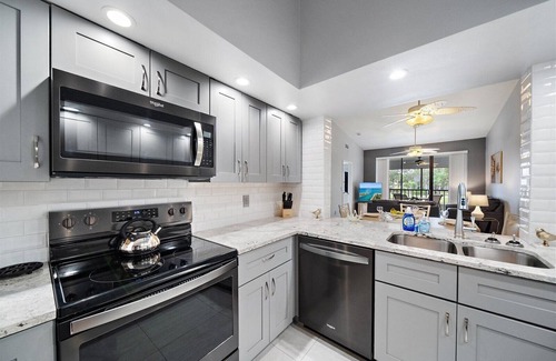South Bradenton Condominio | Stylish 2B-2B Condo near AMI, Beaches & IMG