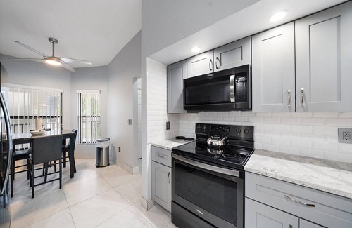 South Bradenton Condominio | Stylish 2B-2B Condo near AMI, Beaches & IMG