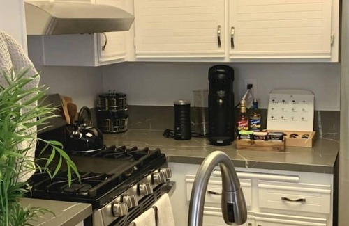 Valencia Condominio | Stylish 2bd/2ba condo 4 miles from Six Flags! Sleeps 6