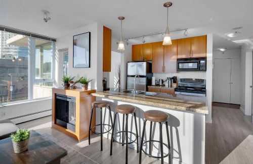 Crosstown Apartamento | Stylish 2BD Condo in Downtown with Marina View
