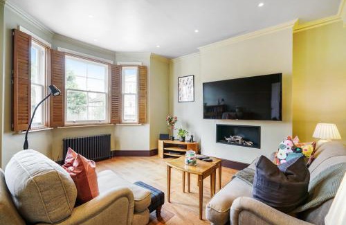 West Brompton Casa | Stylish 2Bed 2 Bath House with Balcony