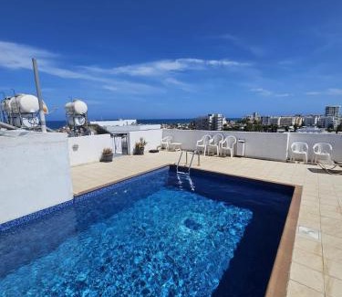 Skala Apartamento | Stylish 2BR Apartment with Rooftop Pool in Mackenzie