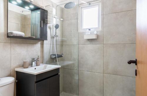 Skala Apartamento | Stylish 2BR Apartment with Rooftop Pool in Mackenzie