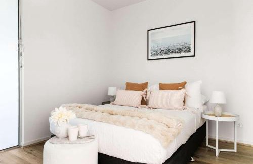 Carlton South Apartamento | Stylish 2BR Apt Steps from Vic Market with Parking