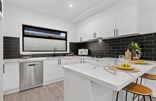 Preston Apartamento | Stylish 2BR – Close to CBD, Airport + Car Park