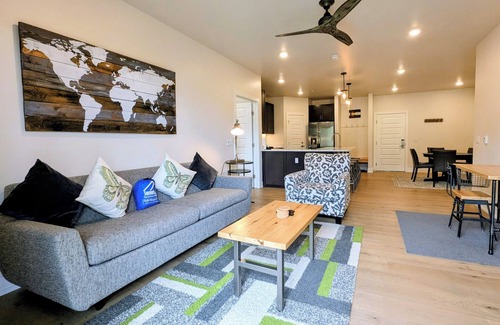 Lakeside Village Condominio | Stylish 2BR Condo | Steps to River & Trails