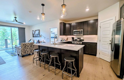 Lakeside Village Condominio | Stylish 2BR Condo | Steps to River & Trails