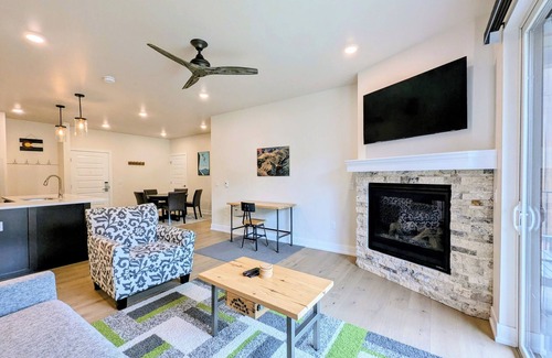 Lakeside Village Condominio | Stylish 2BR Condo | Steps to River & Trails
