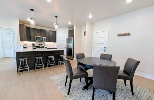 Lakeside Village Condominio | Stylish 2BR Condo | Steps to River & Trails