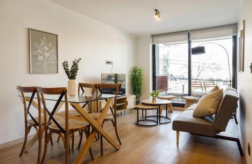 Apoquindo Apartamento | Stylish 2BR Flat for 5 in Lively Las Condes Oasis