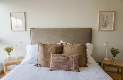 Apoquindo Apartamento | Stylish 2BR Flat for 5 in Lively Las Condes Oasis