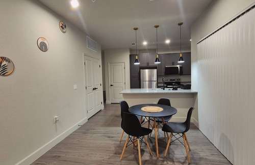 Mission Glen Estates Apartamento | Stylish 2BR Gem in Gated Complex Near Sugar Land