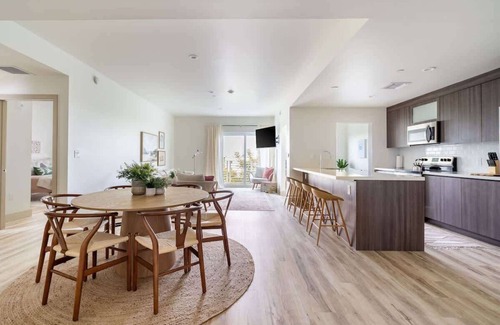 Parkside Apartamento | Stylish 2BR Hollywood Condo - Workspace & Parking