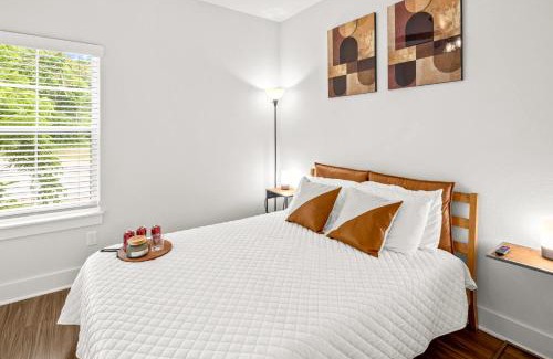 Fayetteville Casa | Stylish 2BR Home Near University of Arkansas