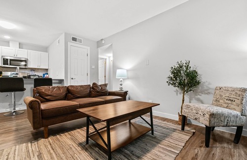 Highland Apartamento | Stylish 2BR Near UT Highland Evonify