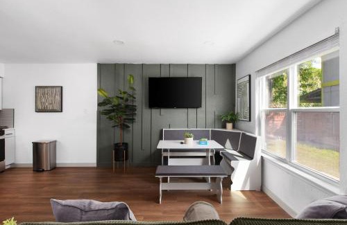 South Lamar Apartamento | Stylish 2BR Oasis with Private Patio - Sleeps 8