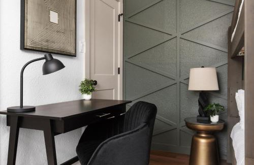 South Lamar Apartamento | Stylish 2BR Oasis with Private Patio - Sleeps 8