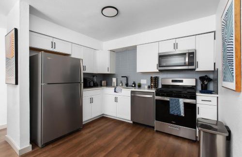 South Lamar Apartamento | Stylish 2BR Oasis with Private Patio - Sleeps 8