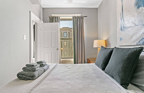 Boystown Apartamento | 2BR Live in Style Designer Apt in Festive Boystown