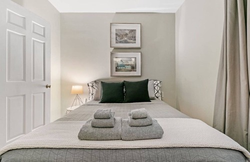 Boystown Apartamento | 2BR Live in Style Designer Apt in Festive Boystown