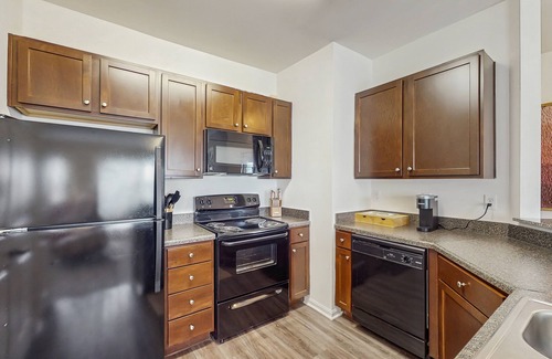 Goose Creek Condominio | Stylish 2BR: Pet Friendly in Walkable Resort with a Pool