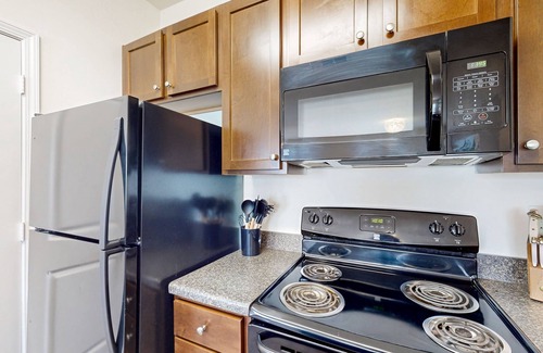 Goose Creek Condominio | Stylish 2BR: Pet Friendly in Walkable Resort with a Pool