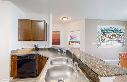 Goose Creek Condominio | Stylish 2BR: Pet Friendly in Walkable Resort with a Pool