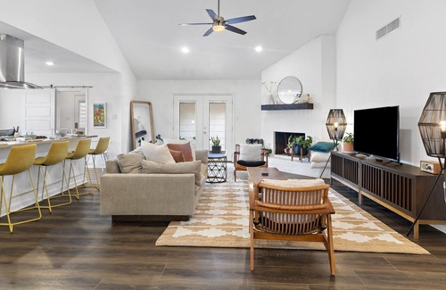 North Austin Civic Association Casa | ★ Stylish 2BR Ranch in N. Central Austin ★ Stock Pool ★ Parking