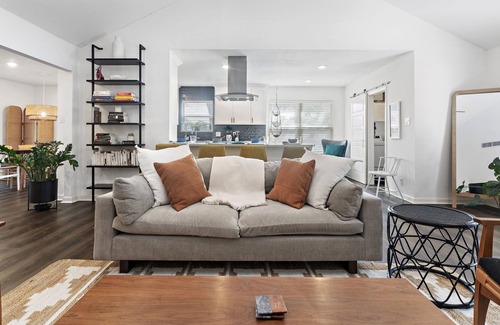 North Austin Civic Association Casa | ★ Stylish 2BR Ranch in N. Central Austin ★ Stock Pool ★ Parking