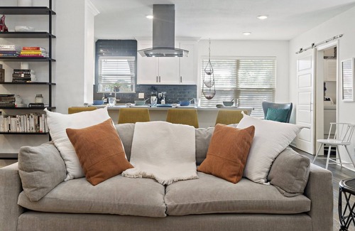 North Austin Civic Association Casa | ★ Stylish 2BR Ranch in N. Central Austin ★ Stock Pool ★ Parking