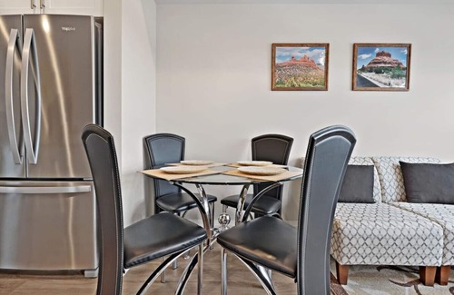 Fonthill Apartamento | Stylish 2BR Suite on High Floor and Situated Close To Falls