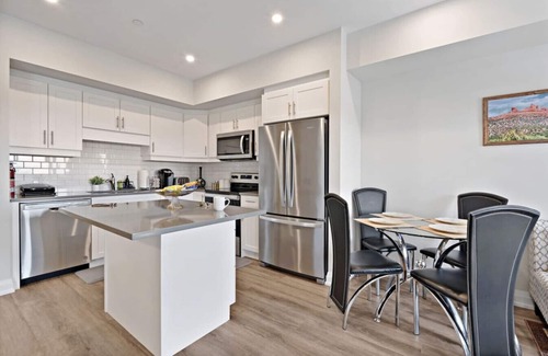 Fonthill Apartamento | Stylish 2BR Suite on High Floor and Situated Close To Falls