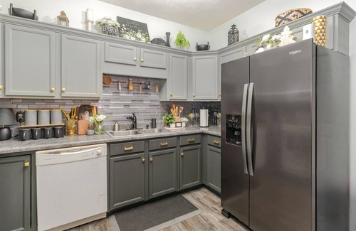 Clarksville Apartamento | Stylish 2BR Townhome w Garage Patio Perfect for Stays or Assignments
