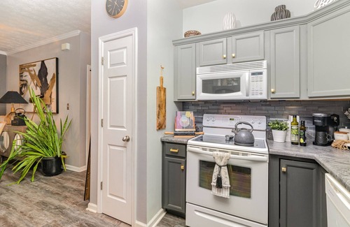 Clarksville Apartamento | Stylish 2BR Townhome w Garage Patio Perfect for Stays or Assignments