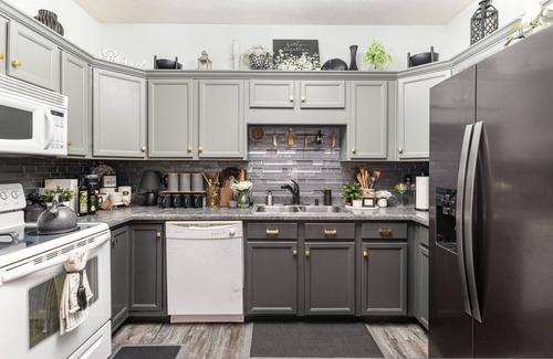 Clarksville Apartamento | Stylish 2BR Townhome w Garage Patio Perfect for Stays or Assignments