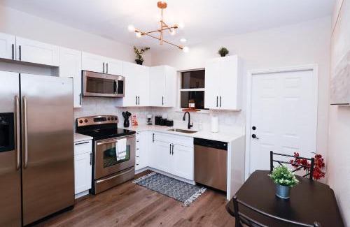 Bonita Shores Apartamento | Stylish 2BR unit w/hot tub 5 mins from the beach!