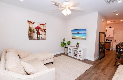 Bonita Shores Apartamento | Stylish 2BR unit w/hot tub 5 mins from the beach!