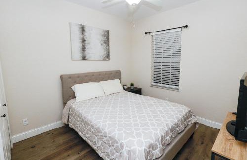 Bonita Shores Apartamento | Stylish 2BR unit w/hot tub 5 mins from the beach!