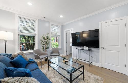 West Town Apartamento | Stylish 2BR Urban Retreat in River West