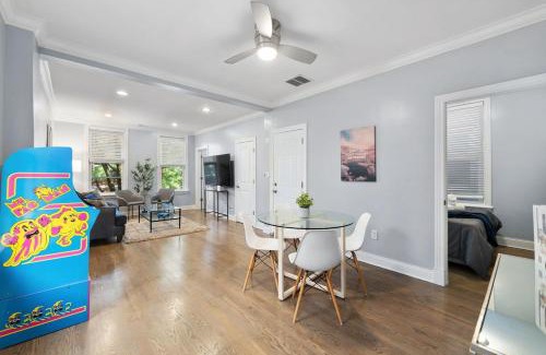 West Town Apartamento | Stylish 2BR Urban Retreat in River West