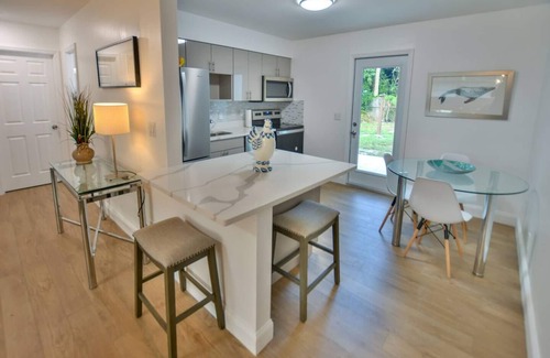 North Palm Beach Apartamento | Stylish 2BR 1BA Home with a large backyard