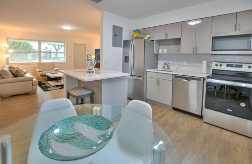 North Palm Beach Apartamento | Stylish 2BR 1BA Home with a large backyard