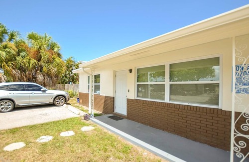 North Palm Beach Apartamento | Stylish 2BR 1BA Home with a large backyard