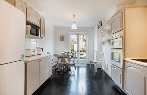 Chiswick Casa | Stylish 3 Bdr London Hideaway in Chiswick w/ Wifi & 2 living rooms.